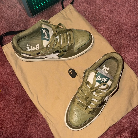 slightly worn (bathing ape) - Picture 1 of 8
